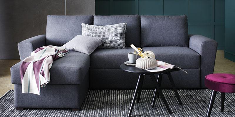 Sovesofa med plads til opbevaring ved udtræk