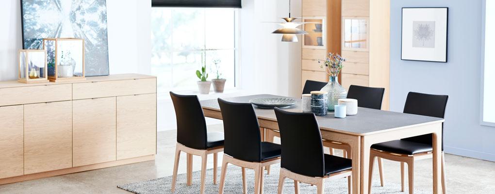 Lyst rum med klassiske skovby møbler